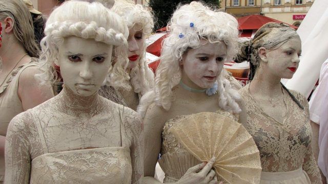 Peruki, wachlarze i wymyślne kreacje tworzyły niepowtarzalną oprawę dwóch ślubów Glinoludów