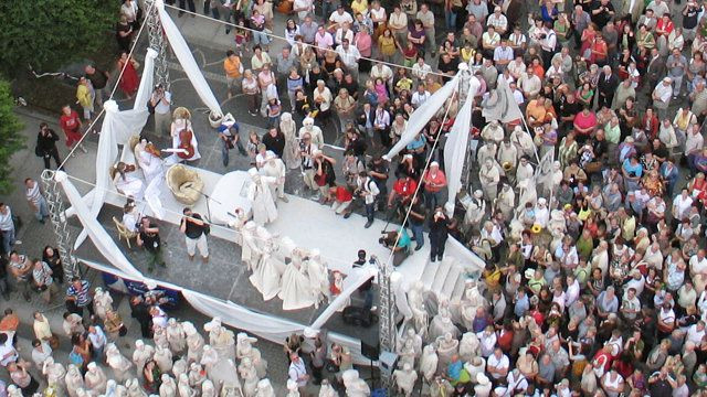 Ślub Glinoludów obserwowała liczna publiczność. Zdjęcia z helikoptera dzięki www.heli-coramex.pl