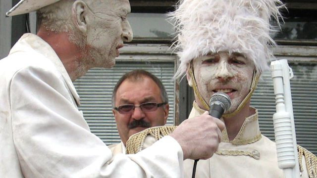 Król Gliniady, Anglik Christopher, który odwiedza rodzinę żony w Otoku, zakochał się w Gliniadzie i przyjechał specjalnie, by wziąć udział w paradzie