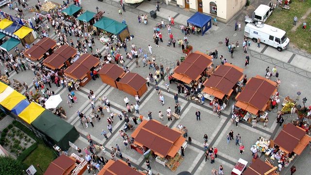 Święto Ceramiki zostało zrealizowane głównie dzięki pracownikom Bolesławieckiego Ośrodka Kultury. Gratulujemy im w tym miejscu kondycji, żelaznych nerwów i wytrwania w stresie. Zdjęcie Miasteczka Ceramicznego dzięki uprzejmości: www.heli-coramex.pl