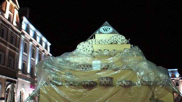 Nie wszyscy wystawiający myśleli o estetyce miasteczka ceramicznego, gdy zamknęli swoje stanowisko. Na zdjęciu owinięta folią piramida wystawiennicza Ceramiki WIZA.