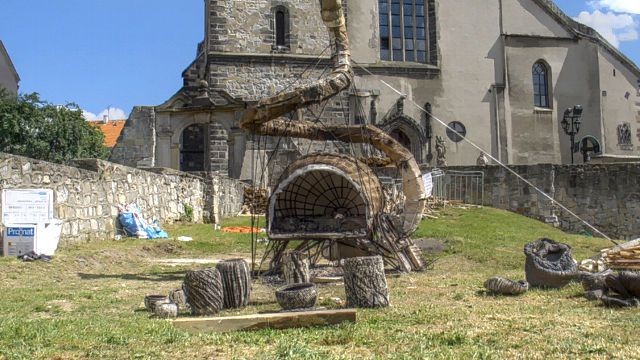 Akwarium Ognia to piec-rzeźba stałego bywalca naszego święta, artysty ceramika, Mateusza Grobelnego