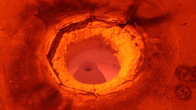 Wypał w piecu Raku. Prezentacja różnorodnych metod wypalania ceramiki to rarytas i rzecz wyróżniająca nasze święto pośród wielu innych. Zdjęcie zrobione w podczerwieni.