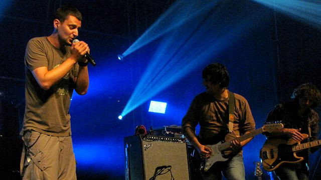 Indios Bravos gra muzykę z pogranicza rocka, bluesa i reggae