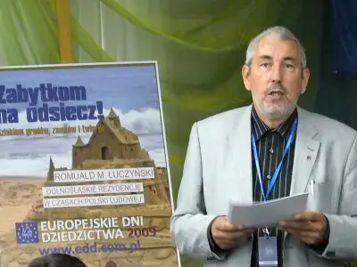 Romuald M. Łuczyński – wrocławianin, dr nauk humanistycznych w dziedzinie historii, od lat zajmuje się dziejami Dolnego Śląska. Wykładowca Państwowej Wyższej Szkoły Zawodowej im. Witelona w Legnicy. Autor wielu książek i publikacji o rezydencjach na Dolny