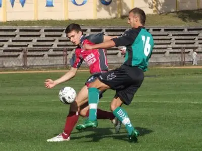 Kamil Mielnik walczy o piłkę