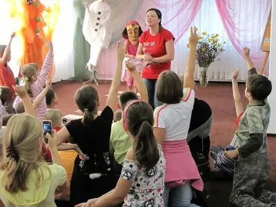Warsztaty poprowadziła Małgorzata Lemiszewska, członkini Grupy Plastycznej Pławna 9