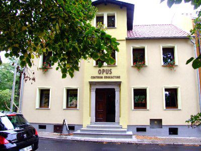 Centrum Edukacyjne Opus prowadzi kursy językowe dla dzieci, młodzieży i dorosłych