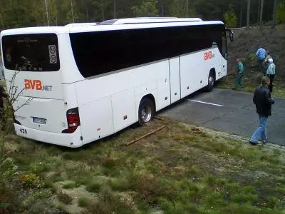 Kierowca autobusu wiozącego niemieckich turystów próbował zawrócić. Pojazd stanął w poprzek drogi