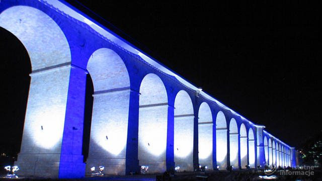 Trzy potężne agregaty dostarczają prąd niezbędny do zasilenia wszystkich świateł, które zostaną wykorzystane podczas pokazu