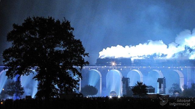 Starodawny pociąg zostawiał za sobą długą, białą smugę dymu