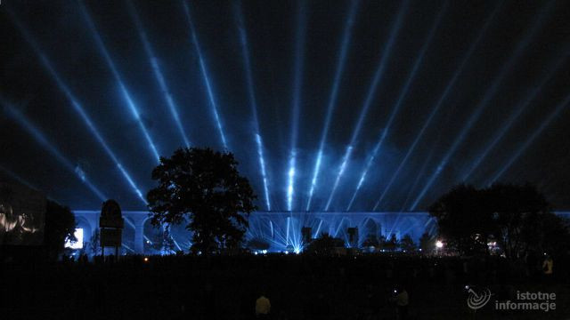 Przy realizacji przedstawienia pracowało 60 osób