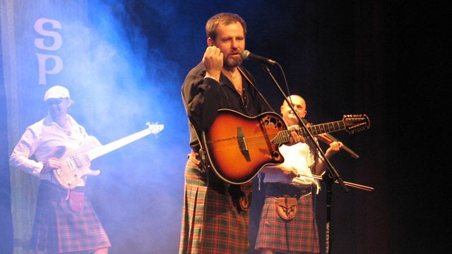 Frontman zespołu Arkadiusz „Kosmo” Wąsik zabawiał publiczność dowcipnymi komentarzami