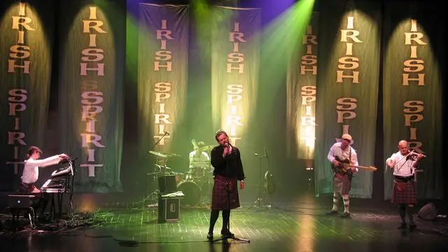 Niebezpiecznie przystojni faceci w spódnicach zagrali doskonały koncert
