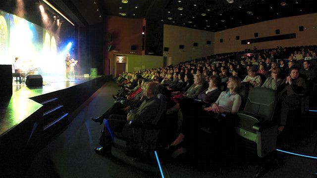 Stonehenge porwało publiczność na zielona wyspę do irlandzkiego pubu