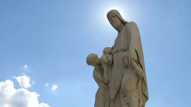 Z Nowego Cmentarza Ewangelickiego (dziś cmentarz komunalny) pochodzi figura „Jezusa przyjaciela dzieci” autorstwa prof. Petera Brauera z 1902 r. Był to dar pruskiego Ministerstwa Wyznań Religijnych dla bolesławieckiego sierocińca. Figura została przeniesiona po wojnie na plac Zamkowy, potem ponownie na cmentarz, a potem znów na plac, gdzie jest do dzisiaj.