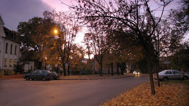 Stary Cmentarz Żydowski u zbiegu ulic Wąskiej i Kubika. Całkowicie zniszczony. Znany jedynie z planu Wernhera z 1749 r. Do czasów wojny w tym miejscu stała synagoga – własność znajdującej się w tej dzielnicy miasta gminy żydowskiej.