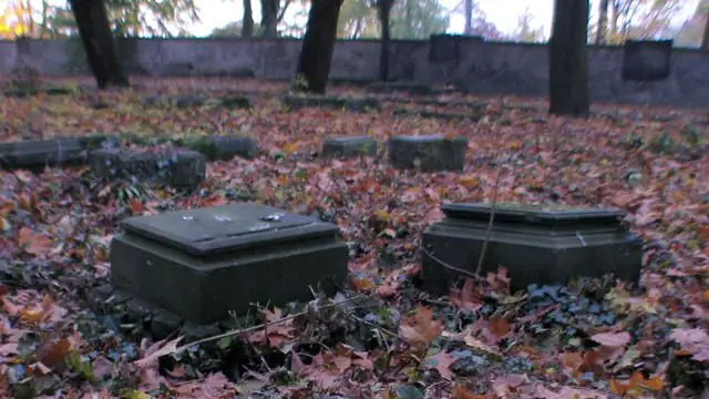 Stary Cmentarz Katolicki przy ulicy Lubańskiej. Powstał na pocz. XX w. Jego mała powierzchnia świadczy o niewielkiej liczbie wiernych wyznania katolickiego. Zachowały się na nim stare mogiły niemieckie (najstarsze z 1918). Po wojnie służył do połowy lat 50. społeczności polskiej. Pochowani byli na nim żołnierze II Armii WP oraz jeńcy włoscy.