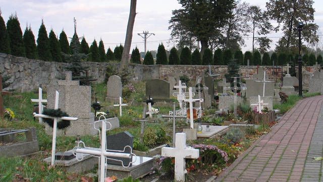 Cmentarz przy kościele parafialnym na ulicy Ceramicznej. Klasyczne usytuowanie apud ecclesiam. Zachowało się tu szereg cennych zabytków sztuki.