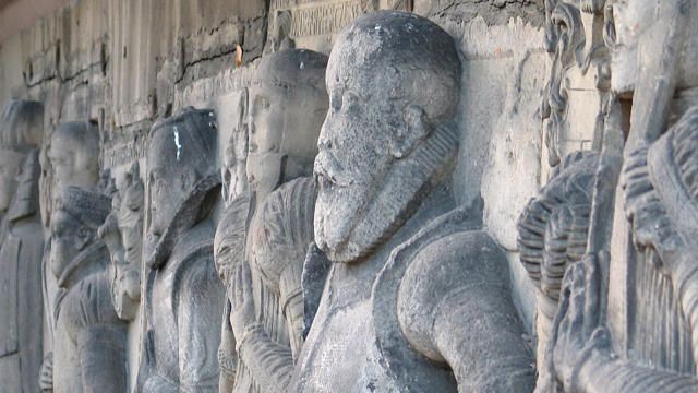 Na kościele przy ul. Cermicznej warto zobaczyć epitafia poszczególnych członków rodziny Raussendorffów. Wszystkie one wmurowane są w południową ścianę kościoła i na wszystkich, z wyjątkiem płyty Krzysztofa, wmurowanej nad wejściem do kościoła, możemy podziwiać całkiem dobrze zachowane wizerunki zmarłych.