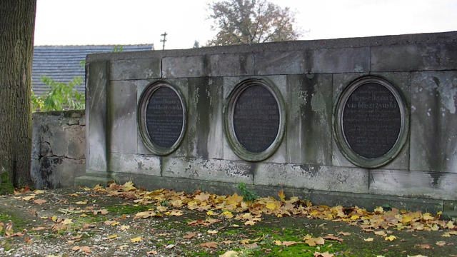 Na placu przykościelnym przy ul. Ceramicznej wśród grobów odnajdujemy jeden szczególnie interesujący, w którym spoczywa generał – major Edmund Dojanicz von Gliszczyński (1825-1896) i jego żona Teresa z domu Schmakowski (1832-1909) oraz Anna hrabina Ballestrem (1809-1891).