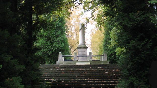 Cmentarz-mauzoleum Żołnierzy Sowieckich w Bolesławicach. Znajdują się tam groby żołnierzy 7 Korpusu Pancernego Gwardii oraz 31 Dywizji Piechoty. Centrum obiektu stanowi pomnik M. I. Kutuzowa, pod którym pierwotnie wmurowano sarkofag z wnętrznościami (późniejsza legenda mówiła o sercu).