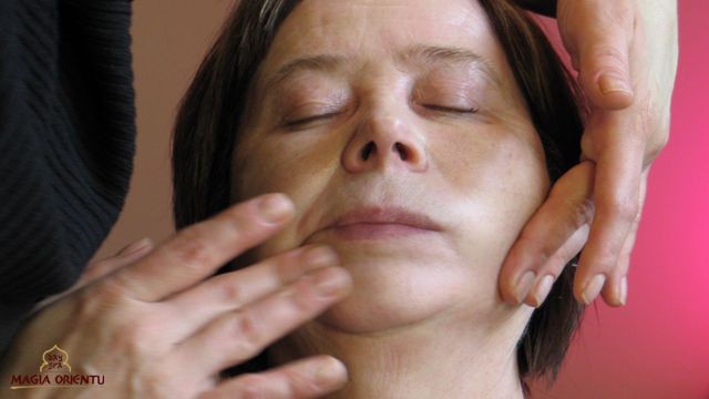 Kosmetyczka może wykonać krótki trzyminutowy masaż twarzy. Dzięki temu pobudzi przepływ krwi i skóra będzie lepiej dotleniona, a relaksujące ruchy masujących rąk spowodują spadek napięcia mięśniowego i spłycenie zmarszczek mimicznych.