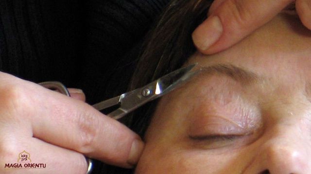 Dodatkowo bujne, krzaczaste lub nieregularne brwi można delikatnie przystrzyc, nadając im pożądany kształt.