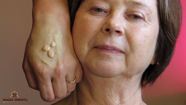 By jak najlepiej dopasować podkład do kolorystyki skóry, możemy dowolnie zmieszać ze sobą dwa lub trzy podkłady (jednej firmy, ponieważ posiadają te same komponenty). W kolejnych odcinkach „Szkoły makijażu” będzie mowa o podkładach.