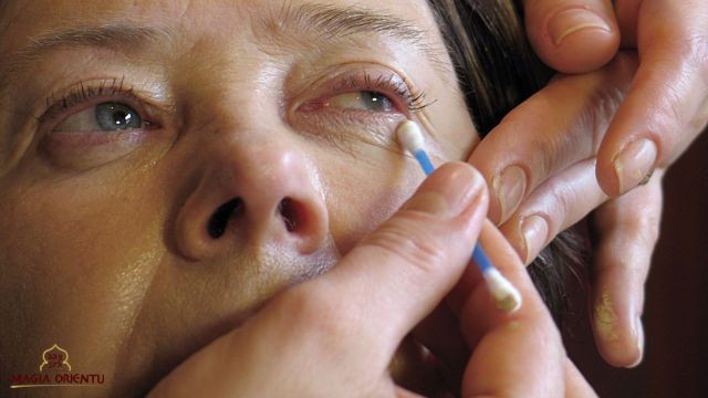 Ważne jest dokładne nałożenie podkładu na całą twarz, szyję i dekolt. Do pokrycia  trudniej dostępnych partii twarzy (bezpośrednio pod dolna powieką) najlepiej jest użyć szpatułki, na którą nakłada się minimalną ilość podkładu i ruchem rolującym rozprowadza po skórze.