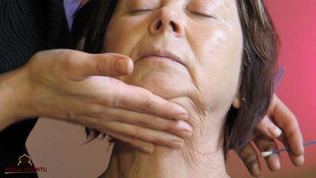 Nakładając podkład (zwłaszcza liftingujący) należy pamiętać, aby wszystkie ruchy podciągały mięśnie ku górze. Możemy nakładać podkład od skrzydełek nosa na boki, od linii żuchwy ku górze, z grzbietu nosa możemy przejść na czoło, na czole tworzymy „krateczkę” pamiętając o ruchach podciągających mięśnie ku górze.