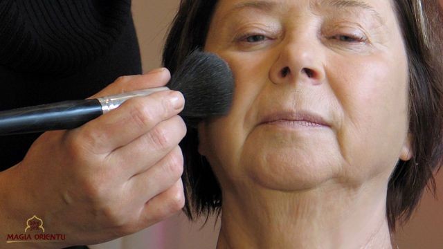 Na pokrytą podkładem twarz nakładamy puder (rodzaje pudrów i sposób nakładania omówione zostaną w kolejnych odcinkach „Szkoły makijażu” Agnieszki Opały).