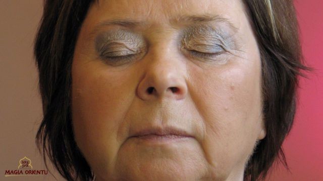 Sztuka makijażu oczu kobiety dojrzałej polega na umiejętnym unikaniu dużych kontrastów (ciemnych, ziemistych kolorów). Najpiękniej wyglądają cienie matowe lub półmatowe o barwie neutralnej, podkreślającej tęczówkę oka. Cienie perłowe z połyskującymi drobinkami uwydatniają zmarszczki i podkreślają mankamenty urody.  Pamiętajmy, do makijażu oczu dojrzałej kobiety nie używamy czarnej kredki, która nieumiejętnie użyta pomniejsza oko i w widoczny sposób postarza.