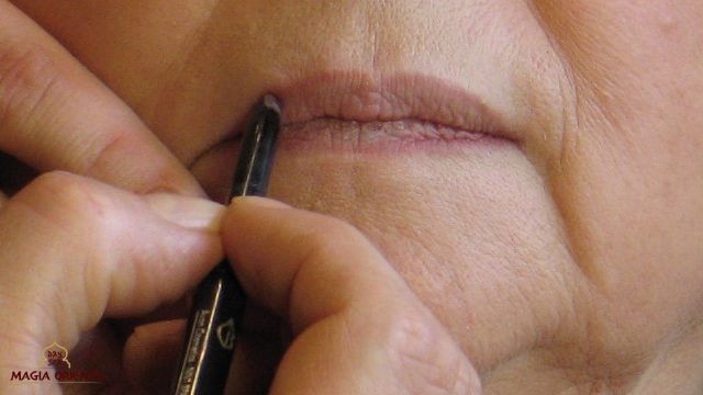 Makijaż ust jest dopełnieniem makijażu oczu. Subtelne i delikatne rysy twarzy, delikatny makijaż oczu, kolor włosów i ubrania to wszystko wpływa na wygląd makijażu ust. Pokryte uprzednio podkładem i przypudrowane usta obrysowujemy konturówką, nadając ustom pożądany kształt. Pamiętajmy, że kontur poprowadzony linią w dół zamyka linię ust wyostrzając zarys (niwelujemy nierówności). Natomiast kontur poprowadzony od dołu ku górze otwiera linię ust i je powiększa. Kontur ust wypełniamy kredką (malowanie ust w ko