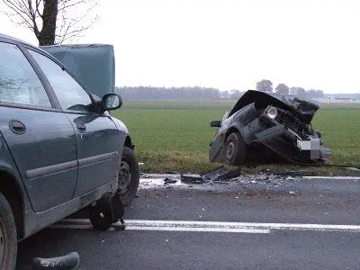 Kierowcy obu samochodów zostali odwiezieni do szpitala na obserwację