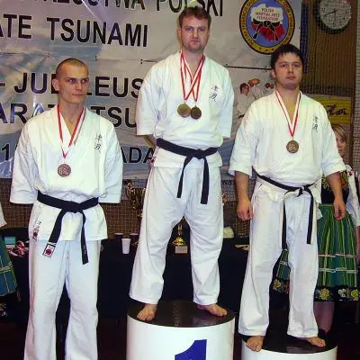 Medaliści Mistrzostw Polski w Karate Tsunami w 2009 r. w konkurencji jiyu-kumite, od lewej Mariusz Kowalski 2. DAN Łęczyca, Sławomir Graff 3. DAN Bolesławiec, Daniel Bogusz 5. DAN Łowicz