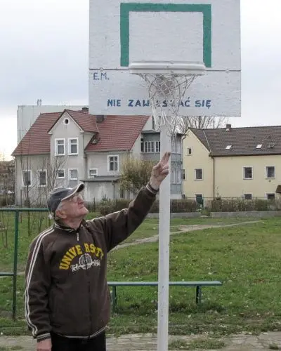 Eugeniusz Michalak na własny koszt zamontował kosz do gry w koszykówkę