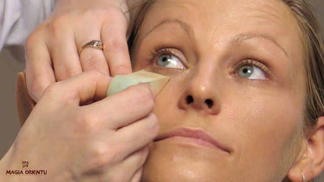 Końcem gąbki możemy rozetrzeć podkład lub korektor w okolicach oczu, jak również zatrzeć krawędzie przy modelowaniu twarzy. Gąbką możemy również zebrać nadmiar podkładu. Jeśli będzie go zbyt dużo – zroluje się, tworząc nieładne bruzdy.