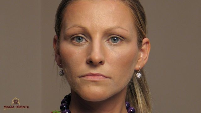 Owal twarzy możemy też skorygować za pomocą zwykłego pudru sypkiego. Brązujemy miejsca, które chcemy zmniejszyć lub skrócić. Końcówkę brody, czubek nosa, boczne partie nosa. Korekta owalu jest sprawą indywidualną. W wypadku szczupłej twarzy pani Katarzyny przyciemniamy kości policzkowe, nie policzki. Na wszystko nakładamy puder transparentny, który utrwali makijaż .Dobry puder sypki zawiera m.in. kwas hialuronowy oraz minerały i witaminy, które dodatkowo pielęgnują i chronią cerę.