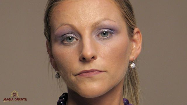 Oko zdobimy również linerem z drobinkami brokatu. Oczy pomalowane są w ciemniejszych kolorach, więc usta podkreślamy delikatnie.