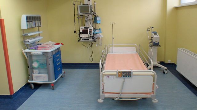 Łóżko szpitalne z kardiomonitorem i defibrylatorem