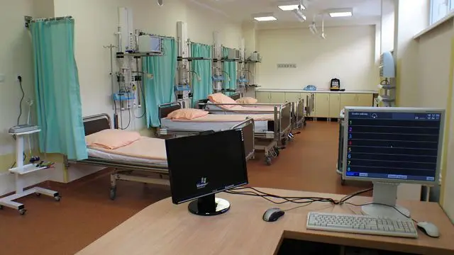Sala obserwacyjna. Przy każdym łóżku są kardiomonitory, które włączone zostały w centralny system monitorujący. Dzięki temu z jednego miejsca można obserwować pracę serc kilku pacjentów.