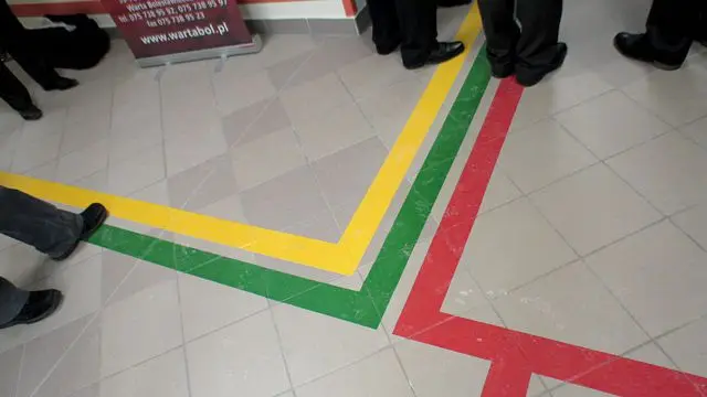 Kolorowe linie na podłodze ułatwiają ratownikom transport chorego w odpowiednie miejsce oddziału ratunkowego. Pacjenci w najcięższym stanie są transportowani czerwonym szlakiem.