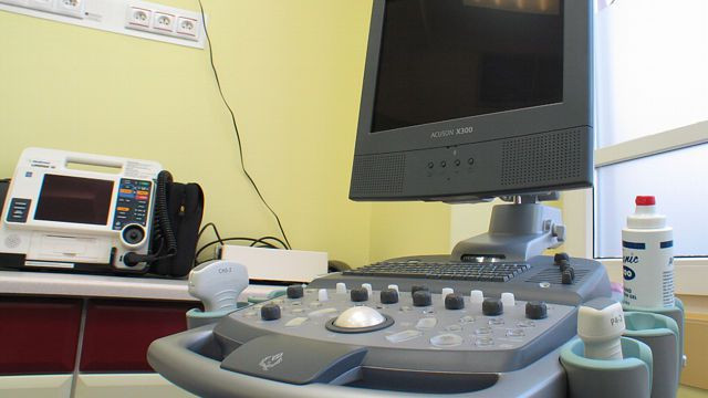 Na miejscu jest aparat do USG. Dzięki temu szybko, bez transportowania w inne części szpitala, można zdiagnozować pacjenta.