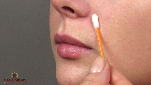 Należy zwrócić szczególną uwagę na kąciki nosa. Cera w tym miejscu może być bardziej przesuszona, może się łuszczyć. Robimy dwa dni wcześniej peeling, by usunąć zrogowaciały naskórek oraz nakładamy silnie regenerujący krem. Możemy użyć kremów z ceramidami.