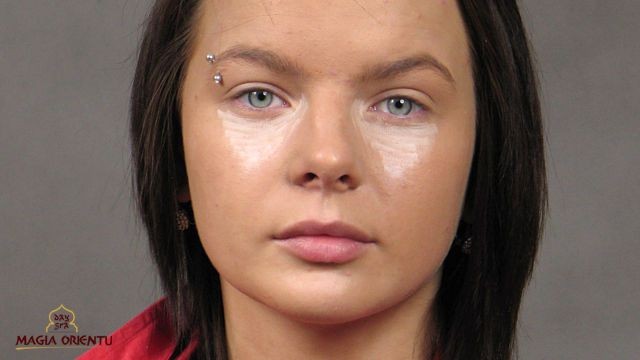 Białym ołówkiem rozjaśniamy delikatne cienie pod oczami. Na Sylwestra możemy użyć pudru rozświetlającego lub satynowego z rozświetlającymi drobinkami.