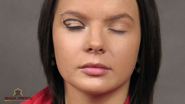 Czarną kredką rysujemy kontur oka. Rysujemy załamanie górnej powieki, które wyznaczamy sami. Warto zainwestować w bazę pod oczy lub w cienie, które utrzymują się nawet do 16 godzin.