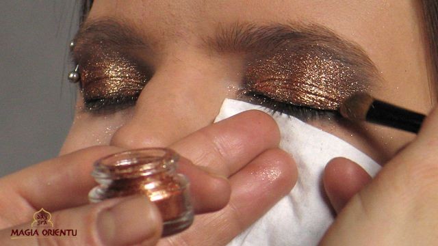 Nakładamy kolor właściwy na powieki. Na Sylwestra może to być cień brokatowy. Nakładamy go na roztarty cień, na całą górną powiekę.
