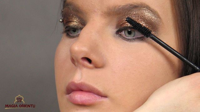 Rzęsy malujemy specjalnie. Na Sylwestra najlepiej nadają się tusze pogrubiające i podkreślające rzęsy. Aby powiększyć optycznie oko i nadać mu głębi, należy pociągnąć rzęsy maskarą ku górze, a potem poprowadzić ją ku zewnętrznemu kącikowi oka. Ruch ma być po skosie. Możemy też doklejać sztuczne rzęsy lub kępki rzęs (kolorowe lub brokatowe). Wieczorowy makijaż wymaga mocniej podkreślonych rzęs niż w makijażu dziennym.