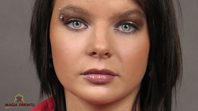 Efekt końcowy. Podczas balu ważne jest poprawianie co jakiś czas swojego makijażu. Do cery tłustej i mieszanej najlepiej użyć chusteczek matujących. Można je delikatnie przykładać do twarzy. W ten sposób nie naruszy się makijażu, a twarz nie będzie się świecić. Nie wolno zapominać o zabraniu szminki lub błyszczyka, które najszybciej się zetrą. Zabieramy też podkład kompaktowy i od czasu do czasu odświeżamy nim twarz. Można użyć pudru mocno utrwalającego (fixer).